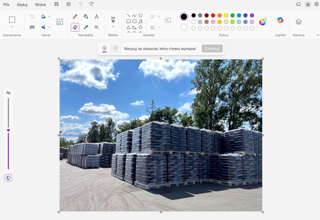Zdjęcie palet z opałem otwarte w programie Microsoft Paint w Windows 11