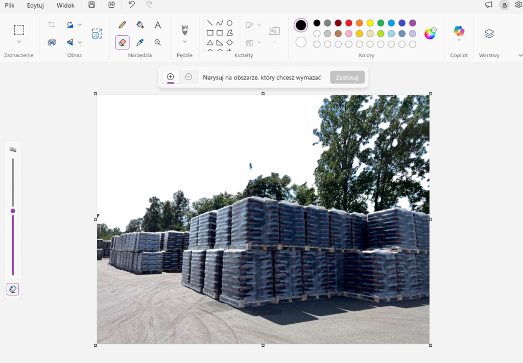 Wynik automatycznego usuwania tła w Paint na zdjęciu palet z opałem